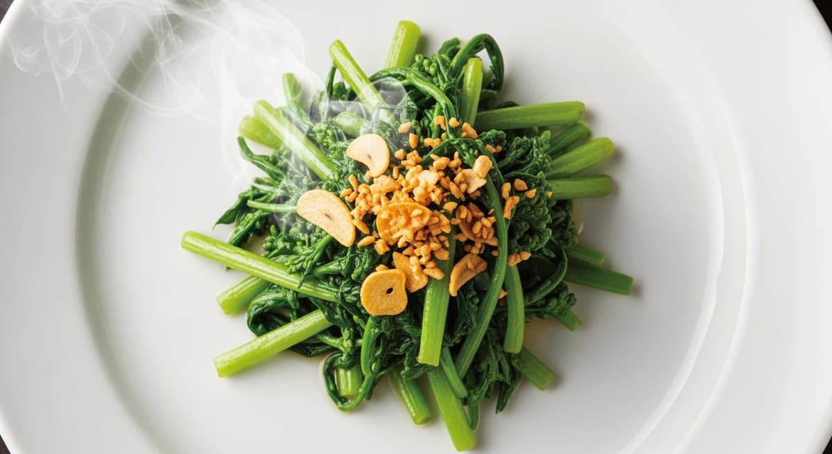 Món rau rừng xào tỏi thơm ngon, trình bày tinh tế trong đĩa sứ trắng.